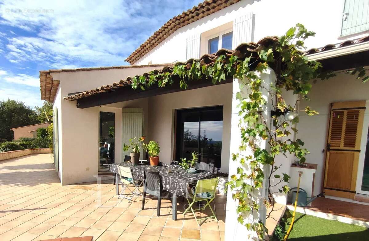 Maison à CHATEAUNEUF-GRASSE