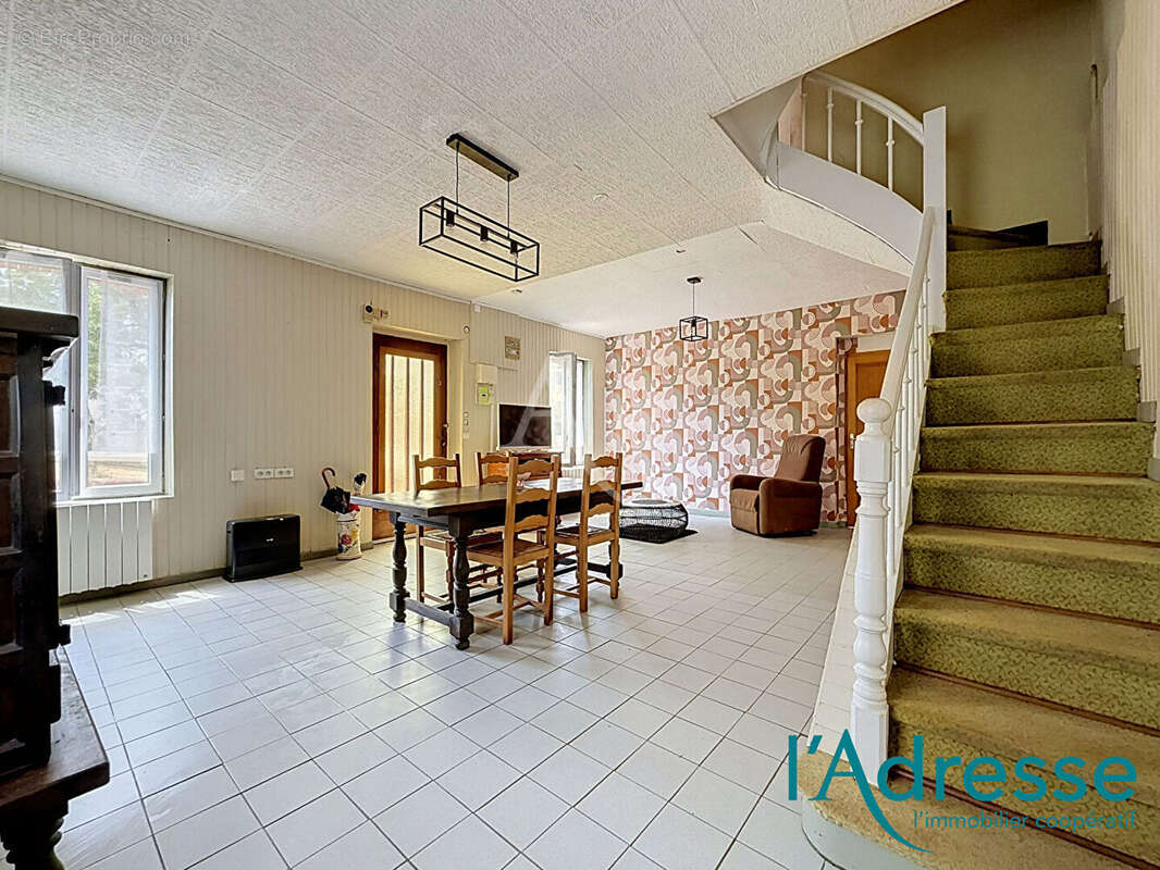 Maison Ernee 4 pièce(s) 95 m², terrain 868 m² - photo 2