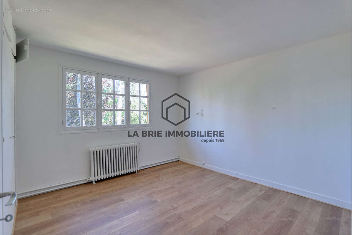 Maison à MANDRES-LES-ROSES