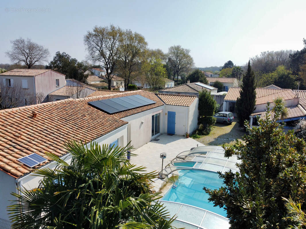 Élégante maison avec piscine et jardin paysager dans un environnement privilégié - photo 3