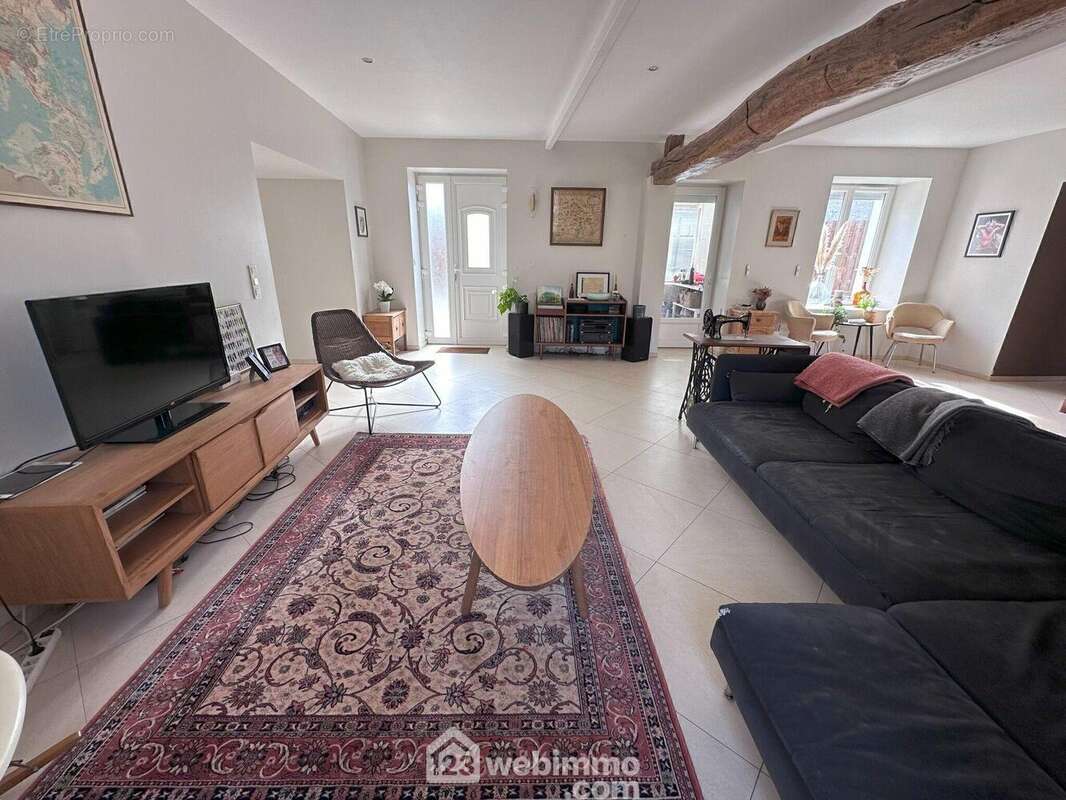 Une autre vue du séjour.