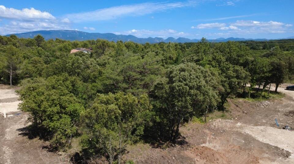 Terrain 750 m² à Grignan  - photo 1