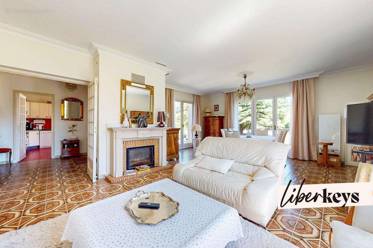 EYBENS – Maison familiale de 120 m² sur 1 070 m² de terrain, sous-sol complet et combles aménageables - photo 2