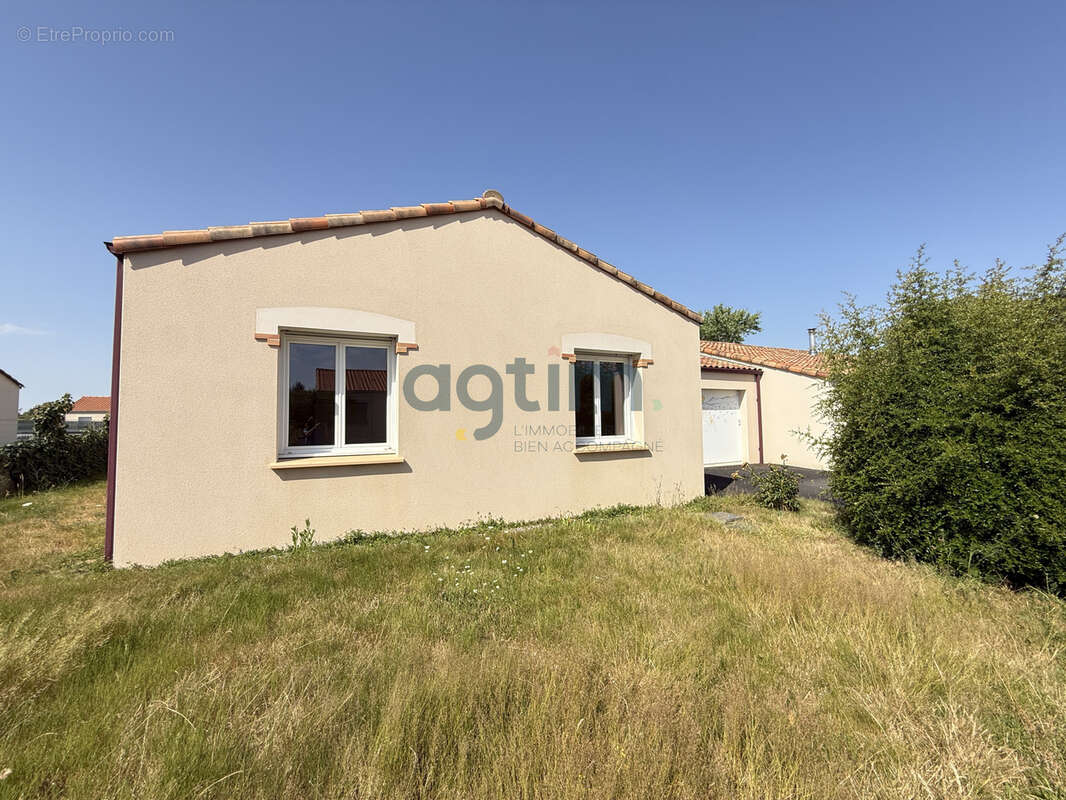 Les-Landes-Génusson, plain pied, en lotissement, 3 chambres, terrain, garage - photo 2