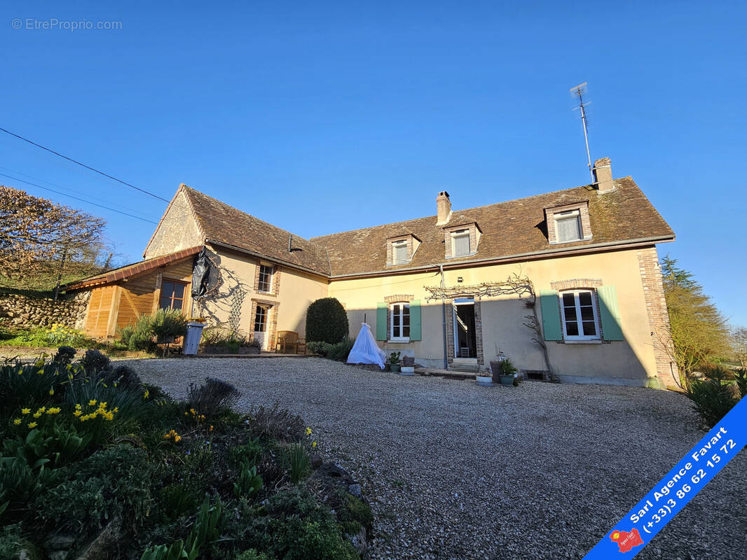 Maison à LA CELLE-SAINT-CYR