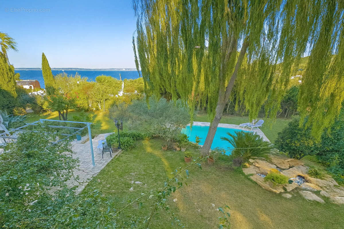 Maison à SAINT-MITRE-LES-REMPARTS