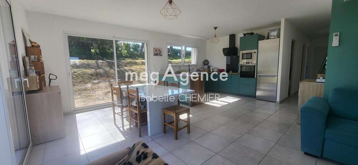 Maison à COURS-DE-PILE