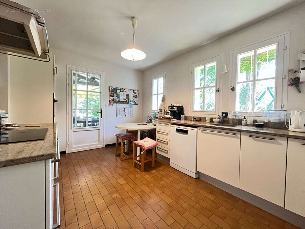 Exclusivité - Maison familiale avec piscine à pied des commerces - photo 7