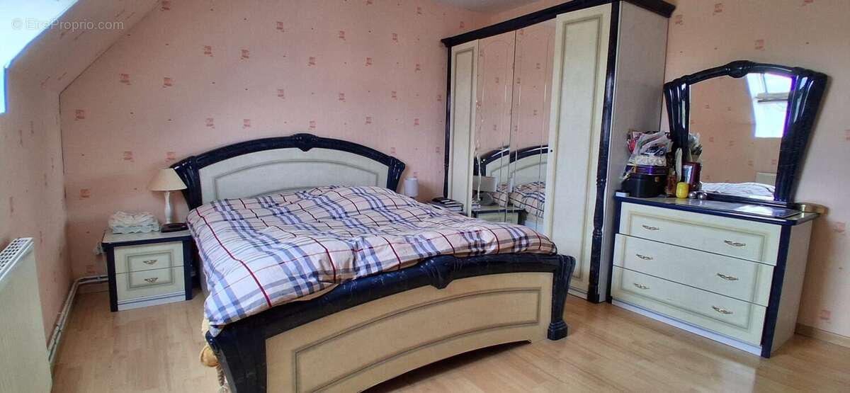 Deuxième chambre idéale pour un enfant, un adolescent ou une chambre d'amis.
