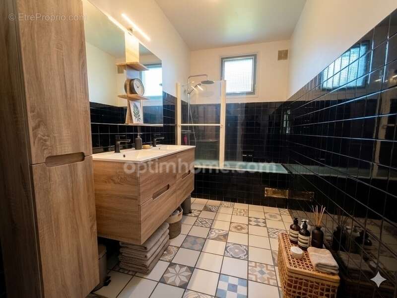  Maison T6 de 152 m² à Nogaro – Centre-ville & Jardin arboré - photo 19