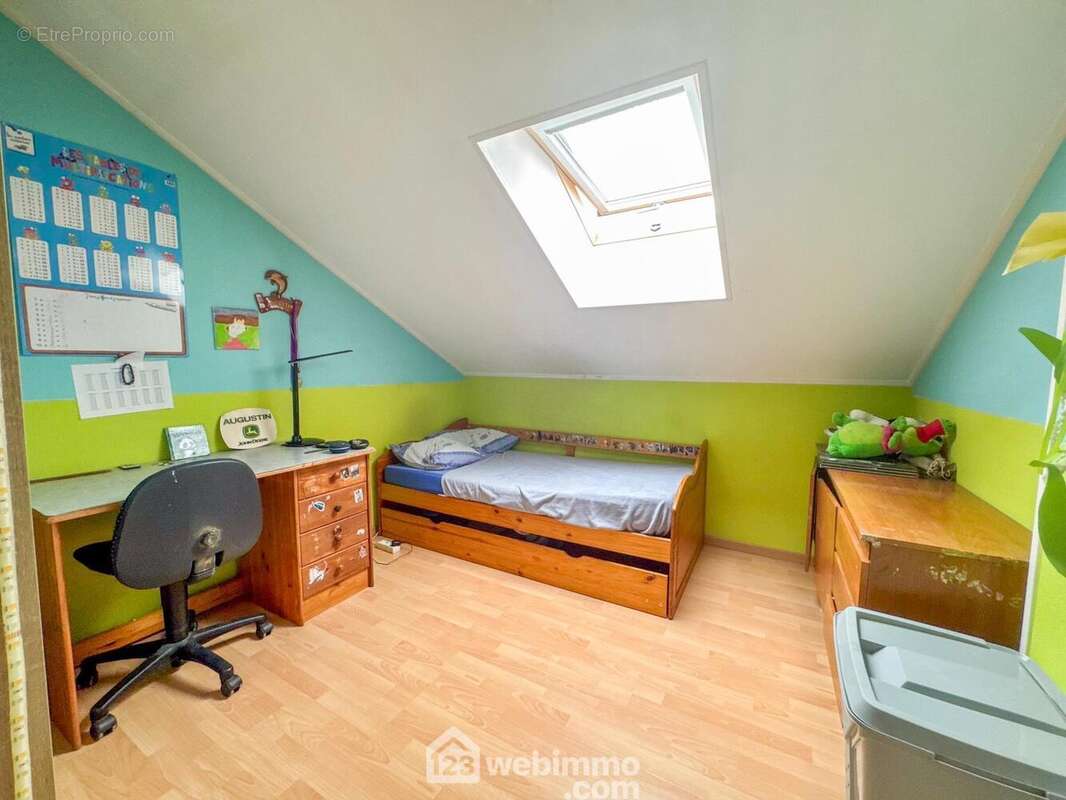 1ère chambre mansardée - Maison à VERDUN