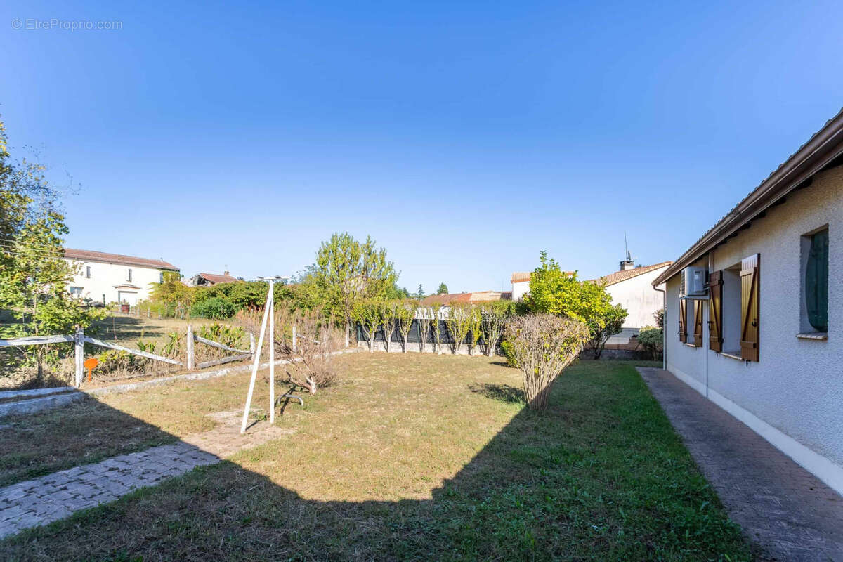 Modern house with garden and garages - photo 11