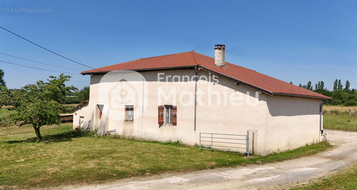 Châtillon-sur-Chalaronne - Maison avec dépendances à rénover sur 1 379 m2 de terrain - photo 3