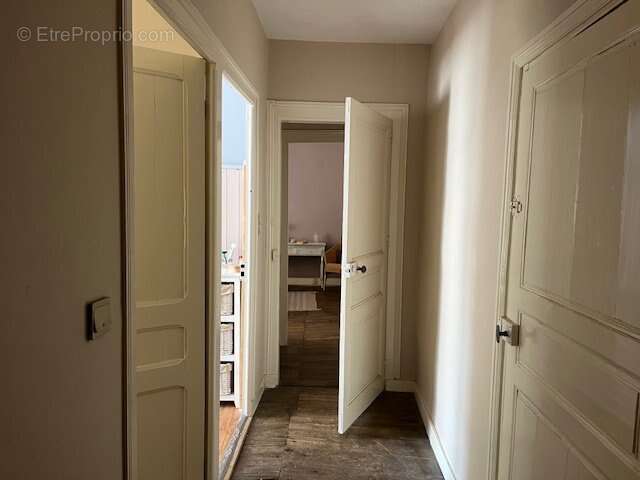 Appartement à LES SALLES-LAVAUGUYON
