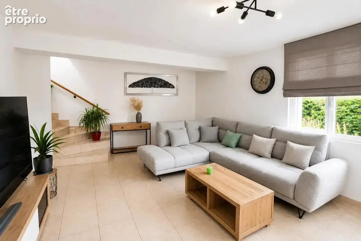 Maison de 4 pièces de 275 m² à Bourges - photo 1