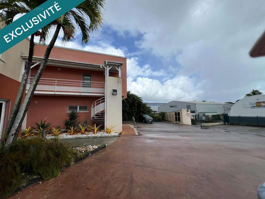Commerce 40 m² à Baie-Mahault  - photo 3