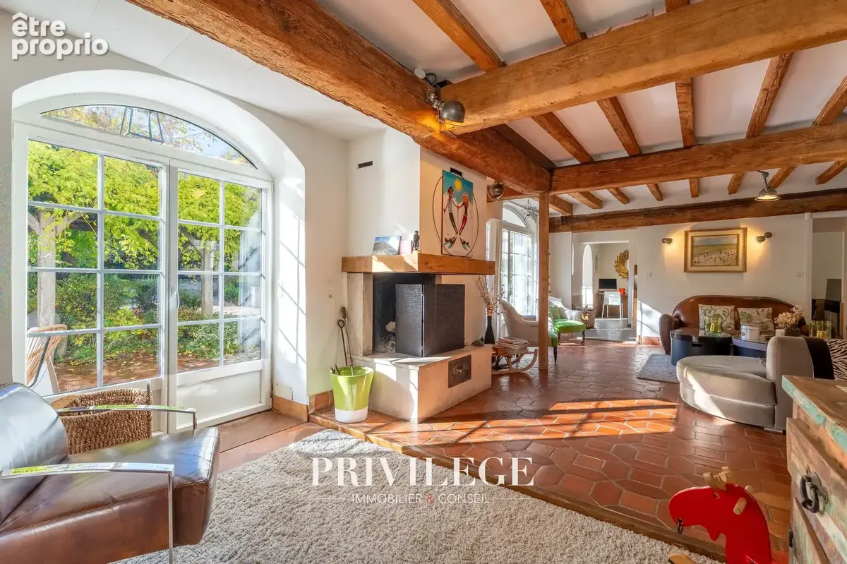 Collonges-au-Mont-d’Or   Maison de charme 9 pièces   310 m2   Terrain 1 500 m2   Piscine - photo 20