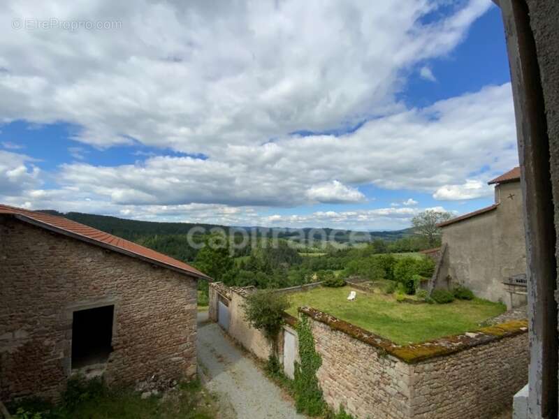 A CERVIERES (42). Maison de village de 65 M2 avec son garage attenant - photo 2