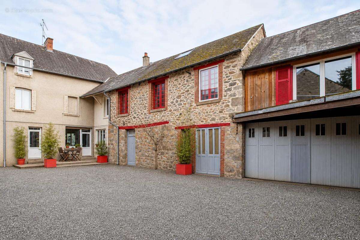 Maison de 270 m² avec double logement à Fursac - photo 7