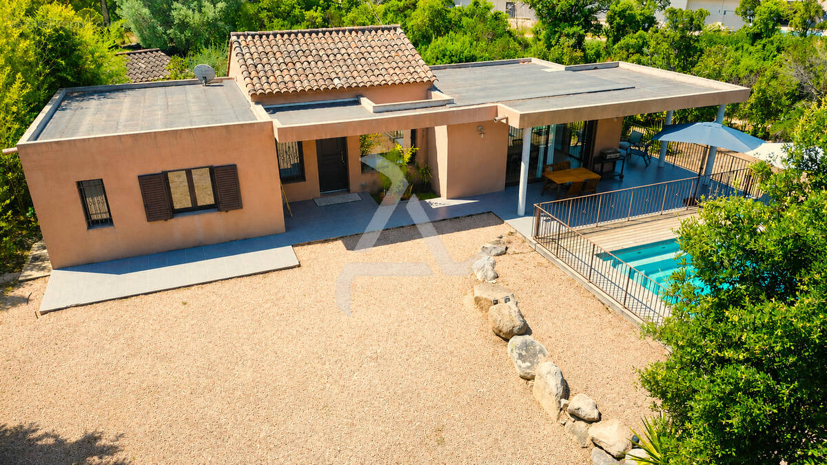 Villa de 115m2 de type 4  avec piscine au coeur du village de ste lucie de porto-vecchio et à proximité des pl - photo 2