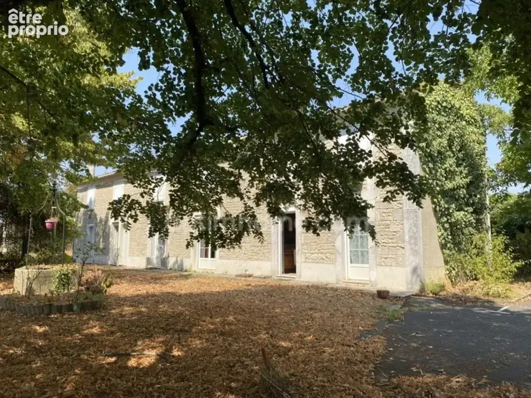 En Charente, à seulement 12 minutes du centre-ville d’Angoulême et de la Gare TGV découvrez cette belle propriété charentaise si - photo 2