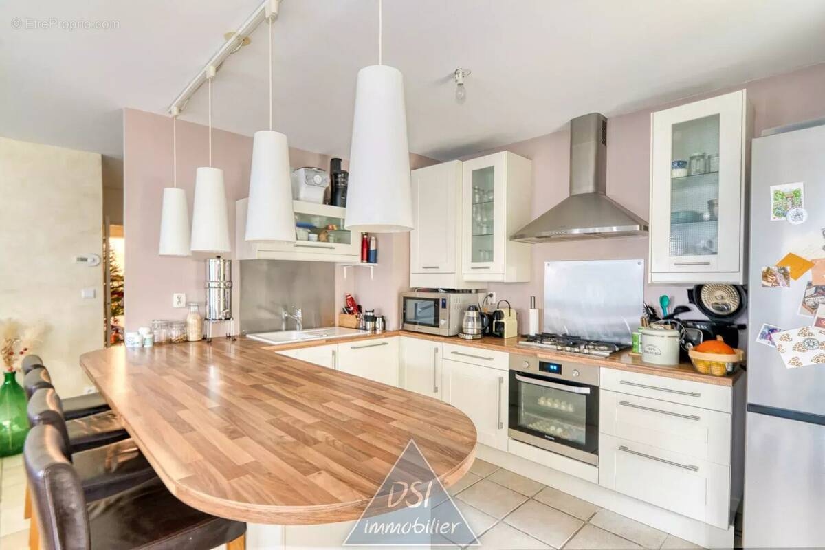 Appartement à NEYRON