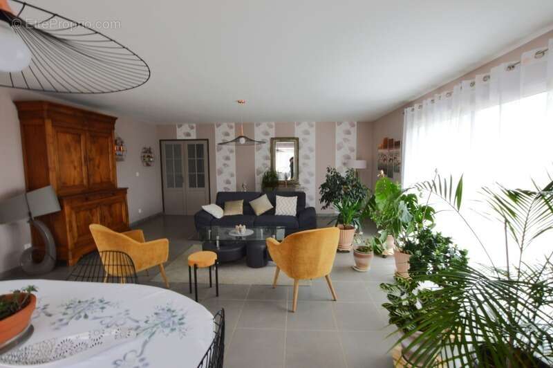 DEP (49)  a vendre tres belle maison familliale  6 pièces  plain pied - BOTZ‑EN‑MAUGES · - photo 2