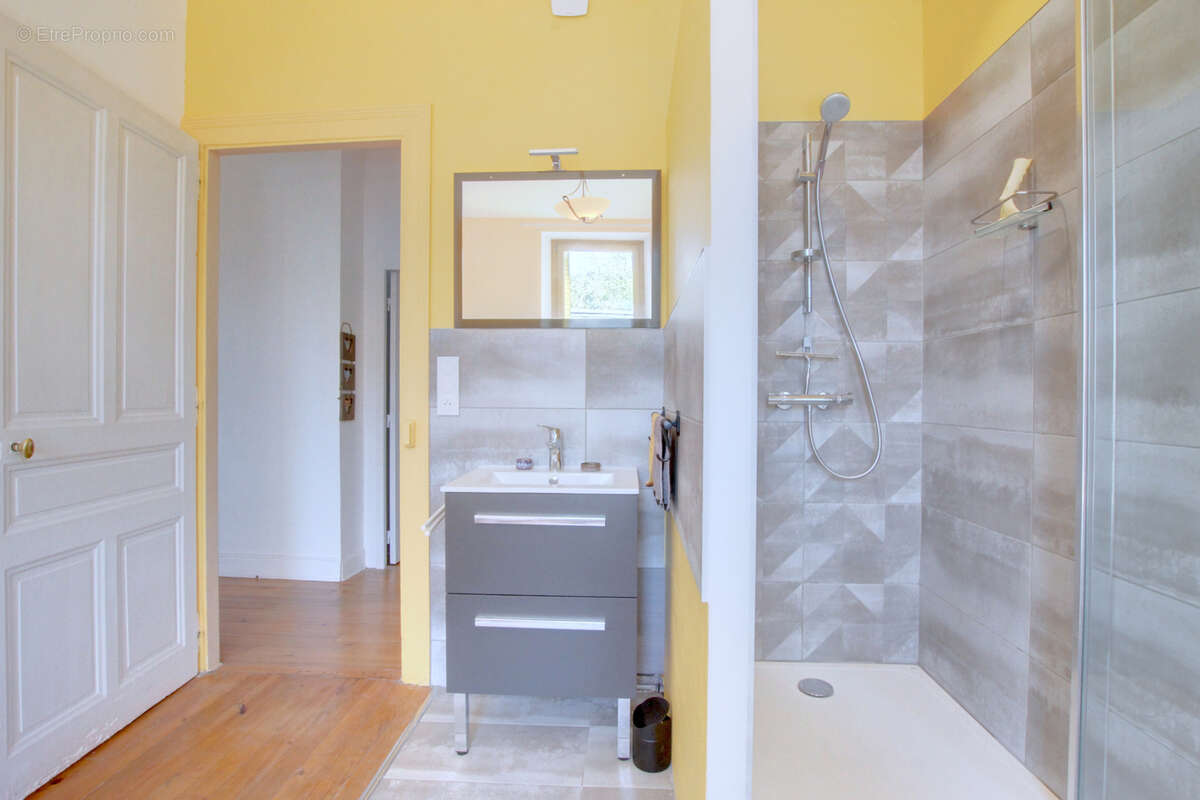 Grande maison familiale de 257 m2 avec dépendances   Saint-Germain-la-Chambotte - photo 13