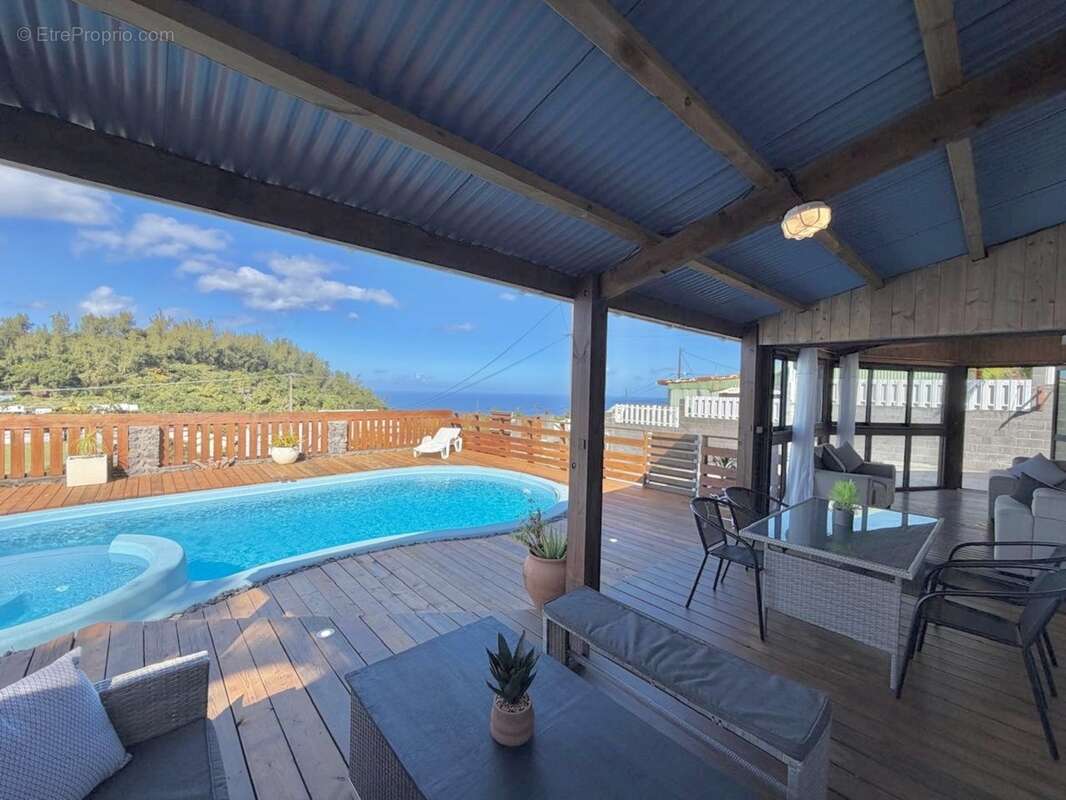 À vendre – Villa T7 avec piscine, jacuzzi et fort potentiel locatif – Petite-Île (97429) - photo 2