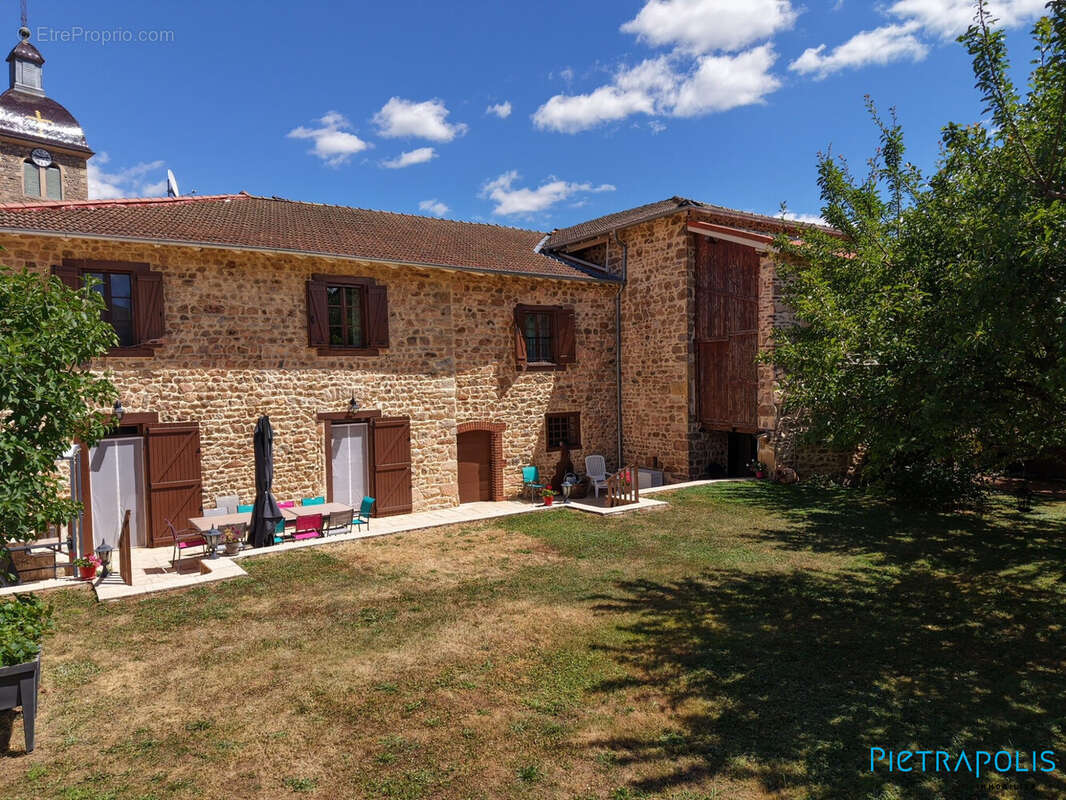 Maison 221 m² à Saint-Bonnet-Le-Troncy  - photo 7