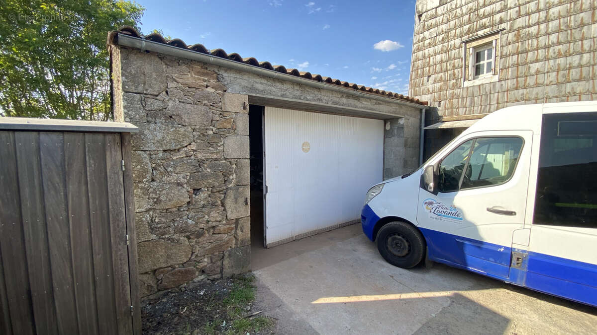 Maison de bourg et trés jolie dépendance 170 m2 et du terrain au centre de Tiffauges 232500 € frais d'agence i - photo 17