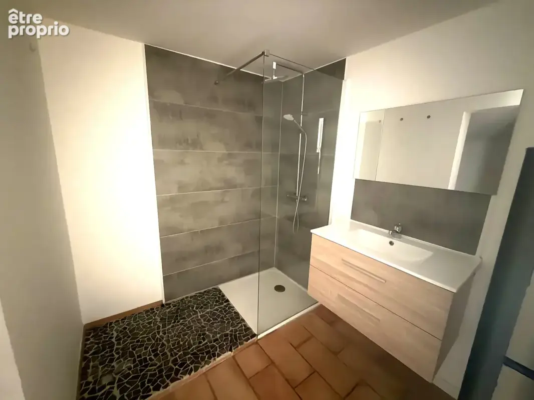 À Aups   Maison de plain-pied avec extérieur et stationnement - photo 8