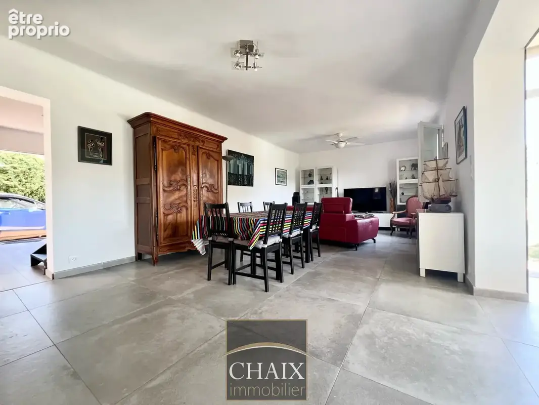 83640 SAINT ZACHARIE - Villa type 6 avce piscine vue collines - photo 8