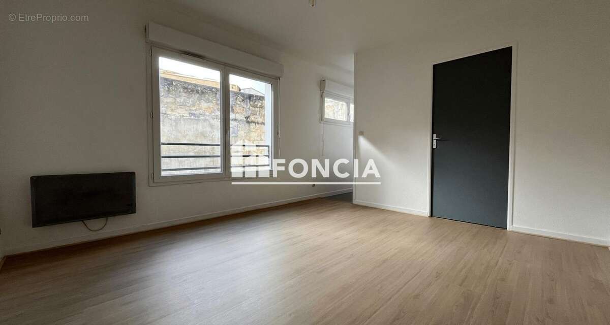 Studio à proximité immédiate du tram B arrêt BERGONIE vendu libre au calme - photo 6