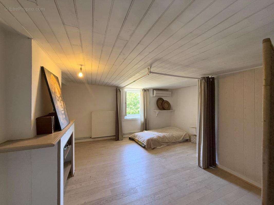 Maison à SAINT-BARTHELEMY-DE-BUSSIERE