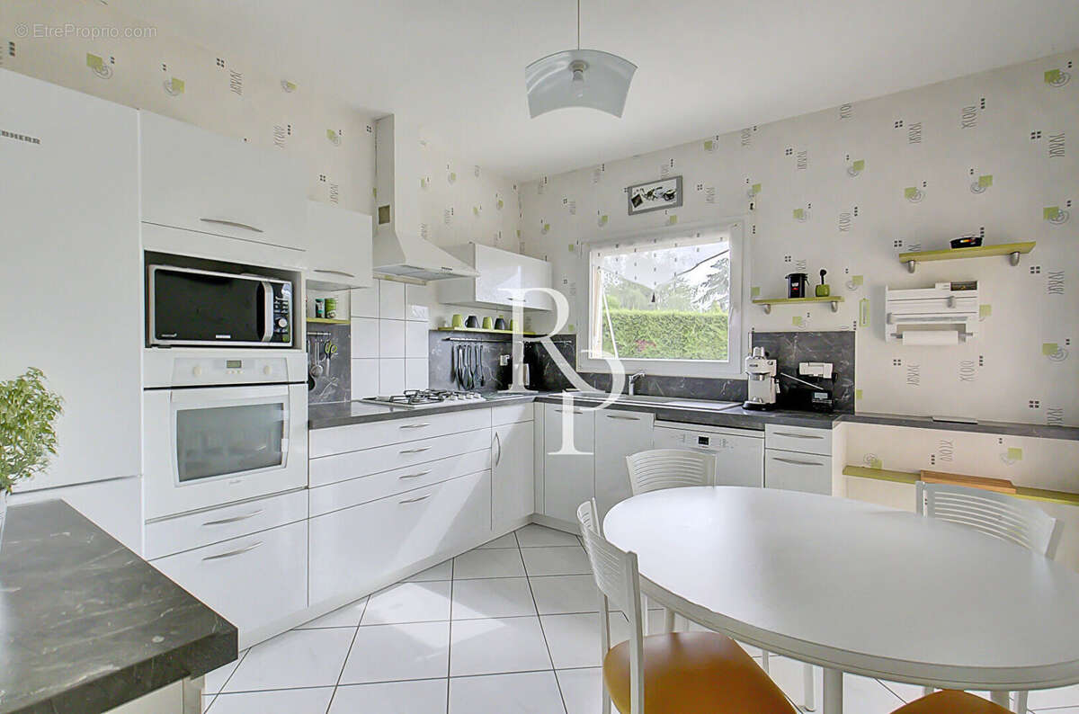 Maison à GREZIEU-LA-VARENNE