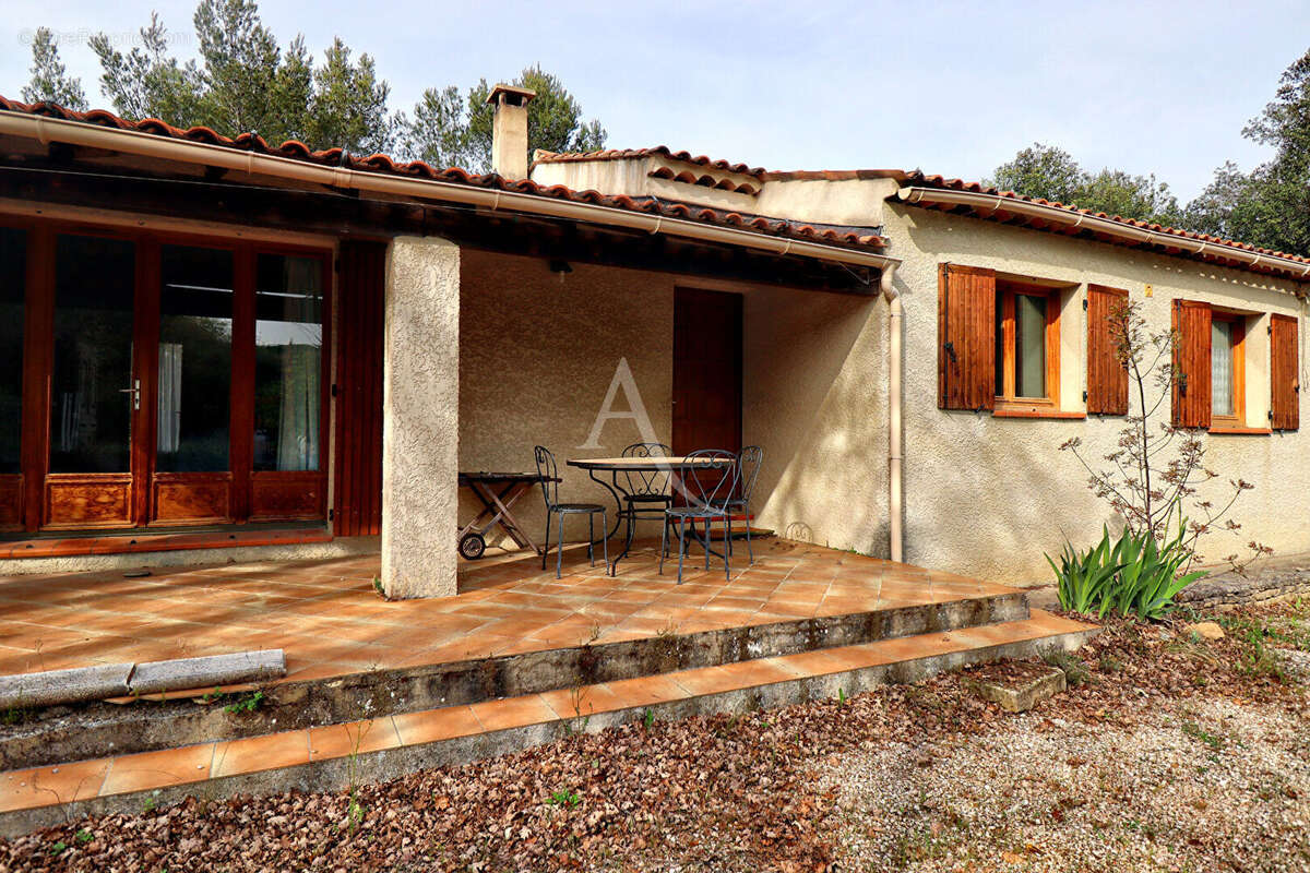 Villa de plain-pied avec terrain de 4554m2 et garage - photo 2