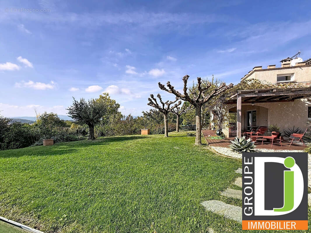 Maison à MONTELEGER