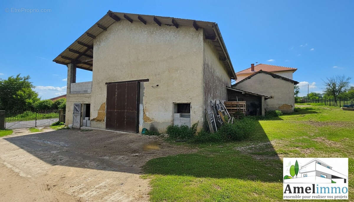 Hangar de 140m² pouvant être aménagé (ouvert aussi par une entrée séparative) - Maison à MOISSIEU-SUR-DOLON