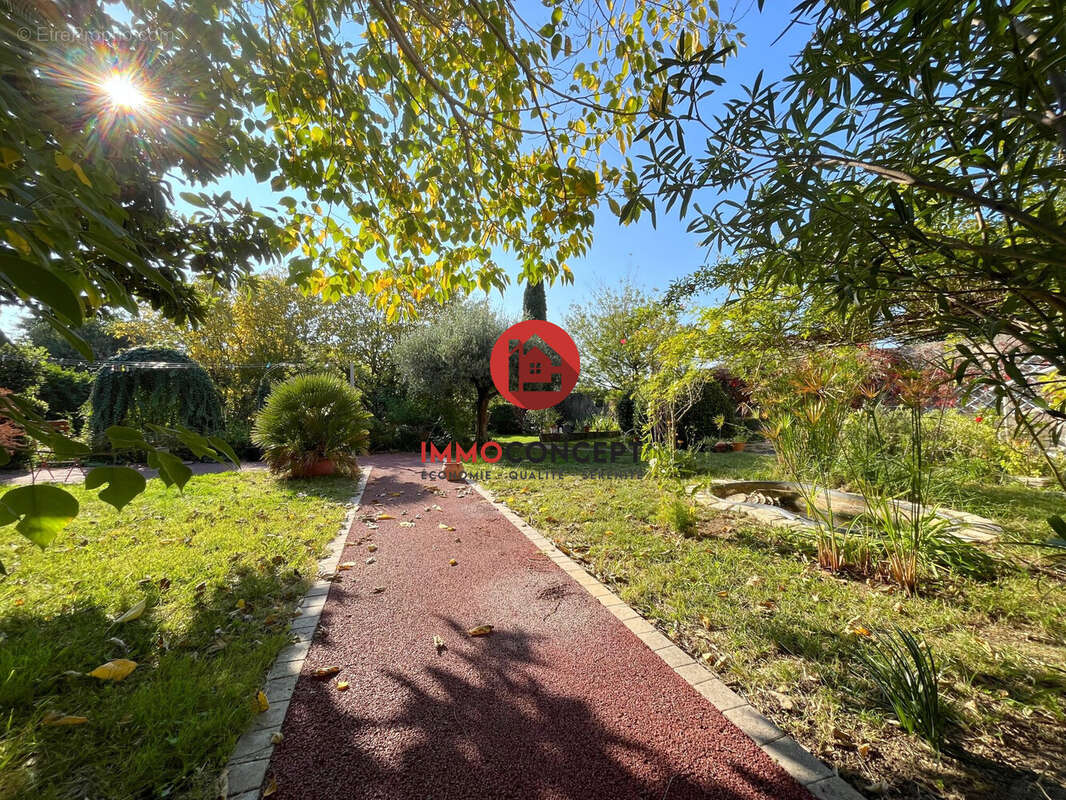 Maison à LAUDUN-L&#039;ARDOISE