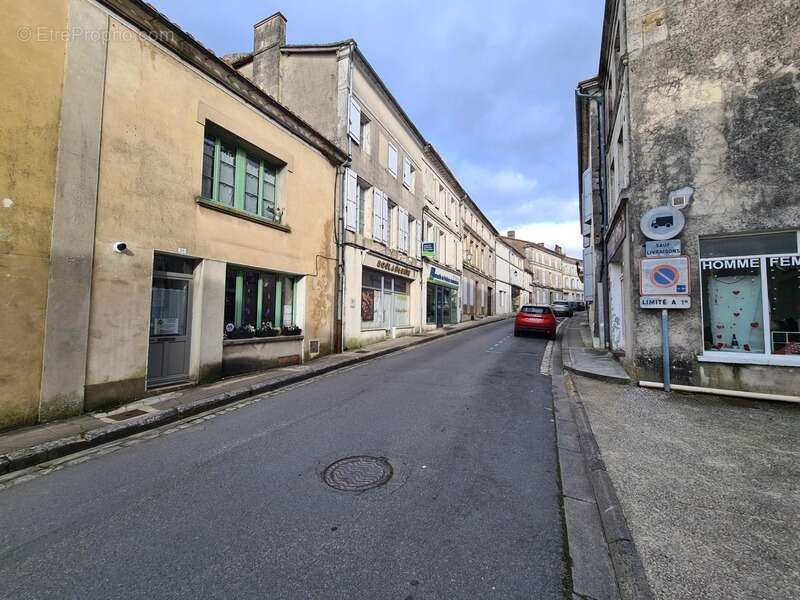Appartement à VILLEBOIS-LAVALETTE