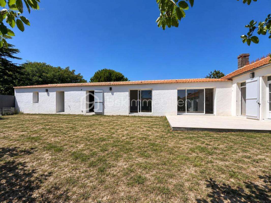 Barbatre  maison entièrement rénovée 120 m² • 3 chambres • annexes  à 160 mètres de la plage • - photo 13