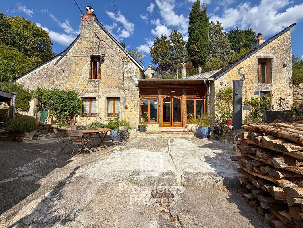 À vendre à azay-le-rideau (37190) : propriété de 236 m2 avec deux maisons - photo 2