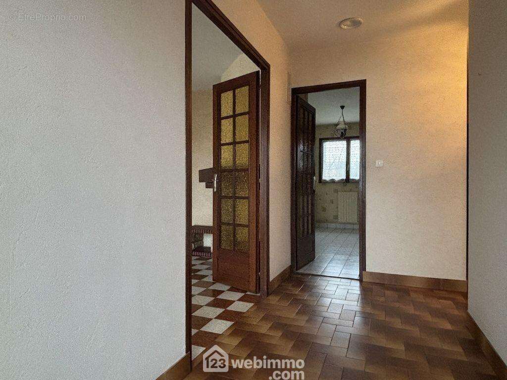 L'entrée de 6 m2 ouvre sur : - Maison à POITIERS