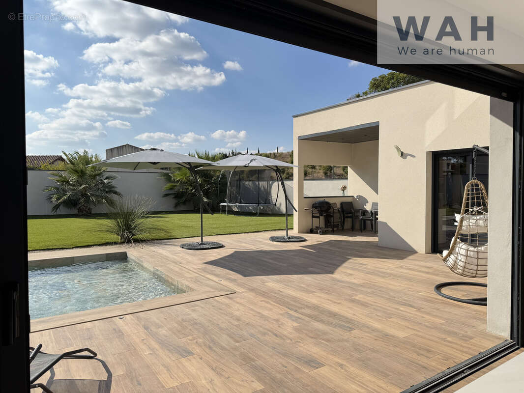 Villa contemporaine récente avec piscine, 5 chambres et jardin paysagé. - photo 4