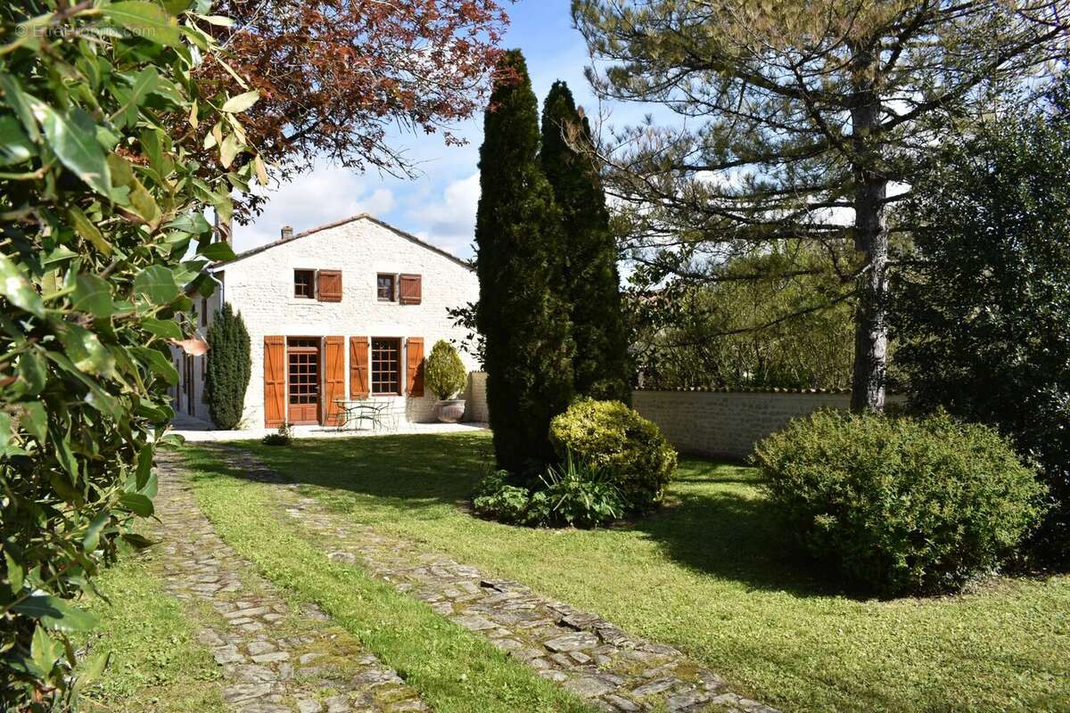 Maison à SAINT-PIERRE-DE-JUILLERS