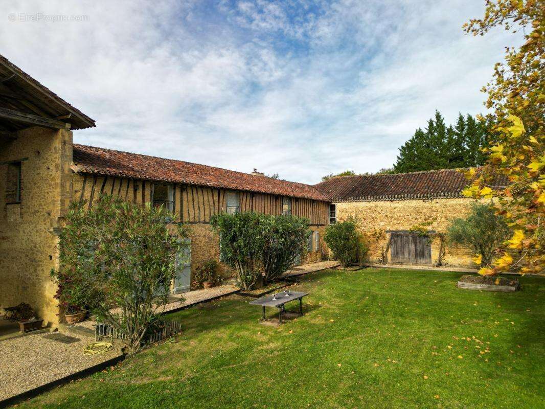 Maison à VIC-FEZENSAC