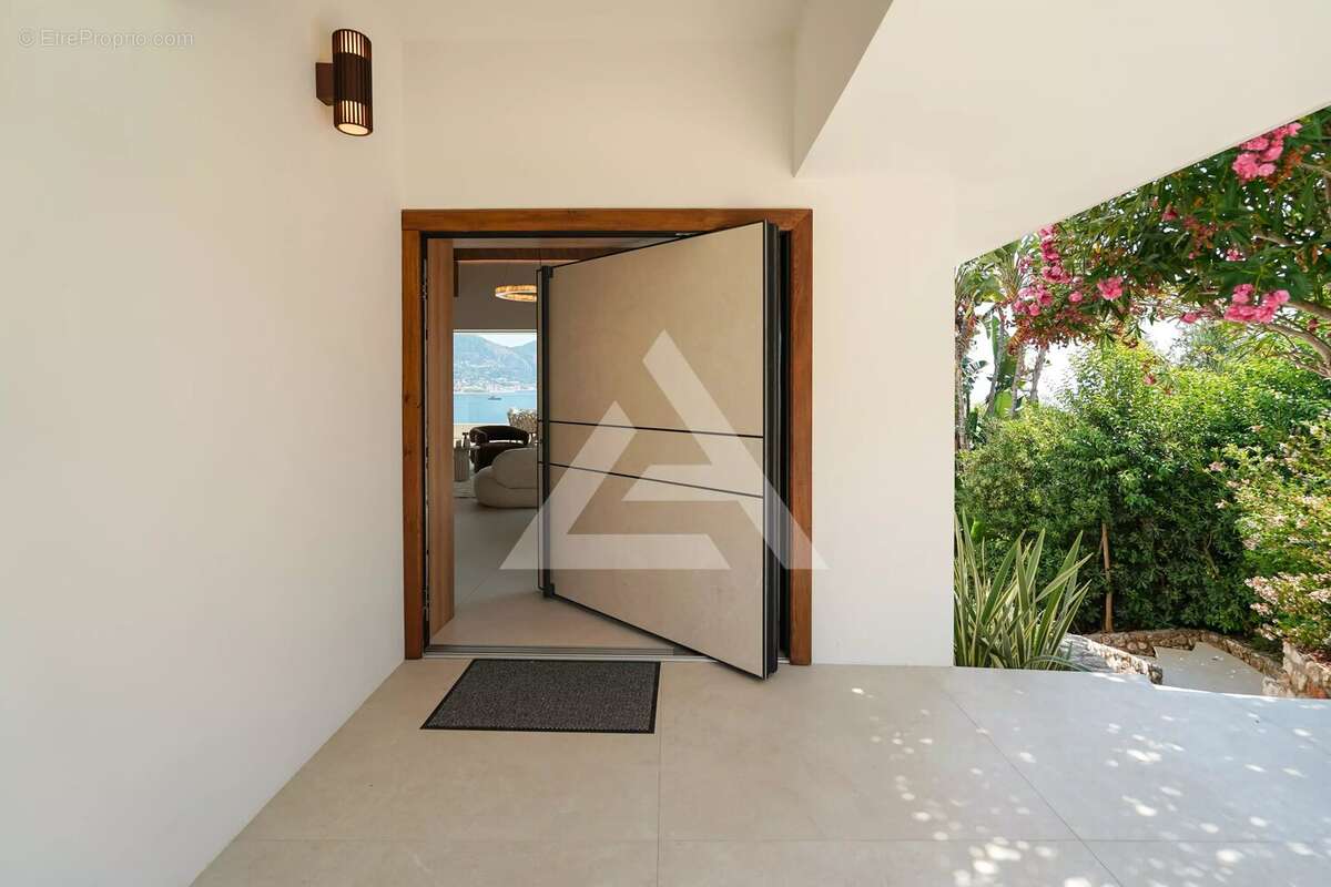 Cap martin - villa de prestige en deuxième ligne de mer, vue panoramique - 5 chambres - photo 4