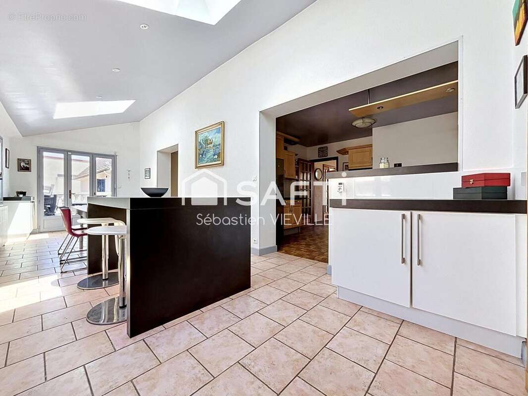 Maison 215 m² à Villers-Marmery  - photo 2