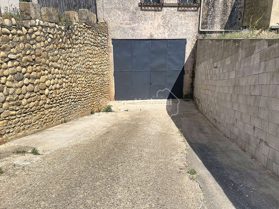 Châteauneuf-du-Pape : Ancienne cave viticole de 350 m² avec fort potentiel - photo 8